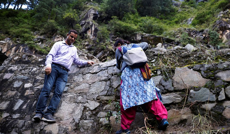 Doctors scale rockslides to vaccinate Himalayan villages